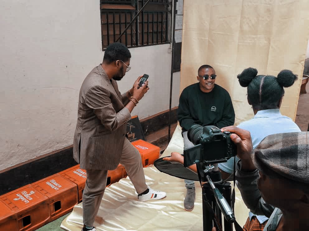 kekephotographe's tweet photo. Merci à Maman TOUKY, fondatrice de l’Institut TOUKY et à @junior_mbock pour l’opportunité qu’ils m’ont donné, de montrer ce que je sais faire avec un iPhone 📱 à leurs étudiants. L’atelier était un succès.

#MeetandLearn https://t.co/yiJG3Cmtba