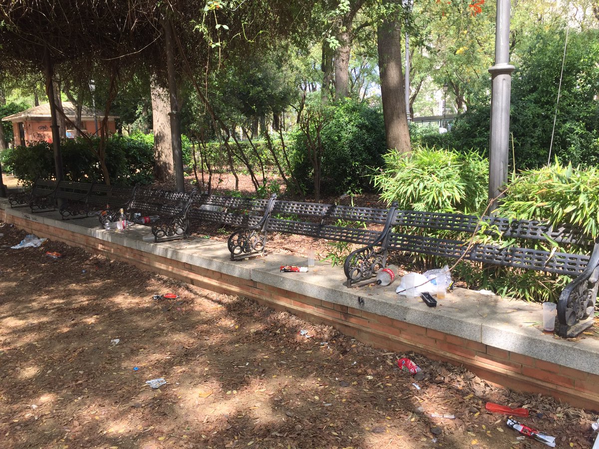 olivaradm's tweet photo. Este es el aspecto que presenta este Domingo de Resurrección los Jardines Del Prado de San Sebastián. Es una pena que las familias no podamos disfrutar de estos jardines por culpa de los botellones @EmergenciasSev @Ayto_Sevilla https://t.co/MflKApITWH