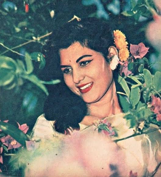 सोलापूर येथील मराठी कुटुंबात जन्मलेल्या गेली अनेक हिंदी चित्रपटात नायिका आणि खलनायिकेच्या  भुमिका साकारत प्रेक्षकांच्या मनात आपली वेगळी ओळख, आपले वेगळी स्थान निर्माण करणाऱ्या जेष्ठ मराठी अभिनेत्री शशिकला जवळकर यांचे दुःखद निधन.
स्व. शशिकला जवळकर यांना भावपूर्ण श्रद्धांजली.! 💐🙏🏼