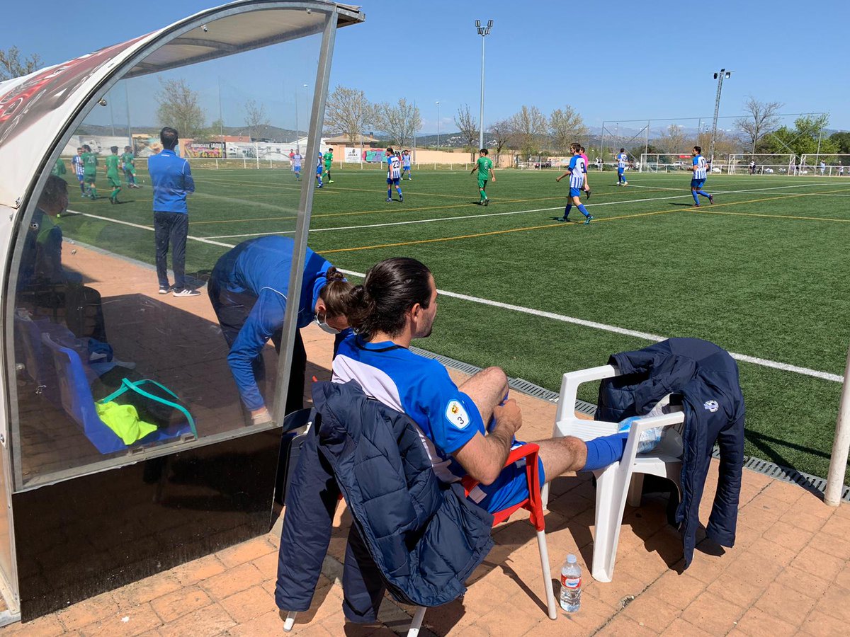 madridaltanto's tweet photo. Cerramos el partido del @FCVPAR con Nick, nuestro fisio 'etiqueta MAT'

#domingodeMAT
En directo: https://t.co/VgiphblvC4 https://t.co/Mi6NNB1tot