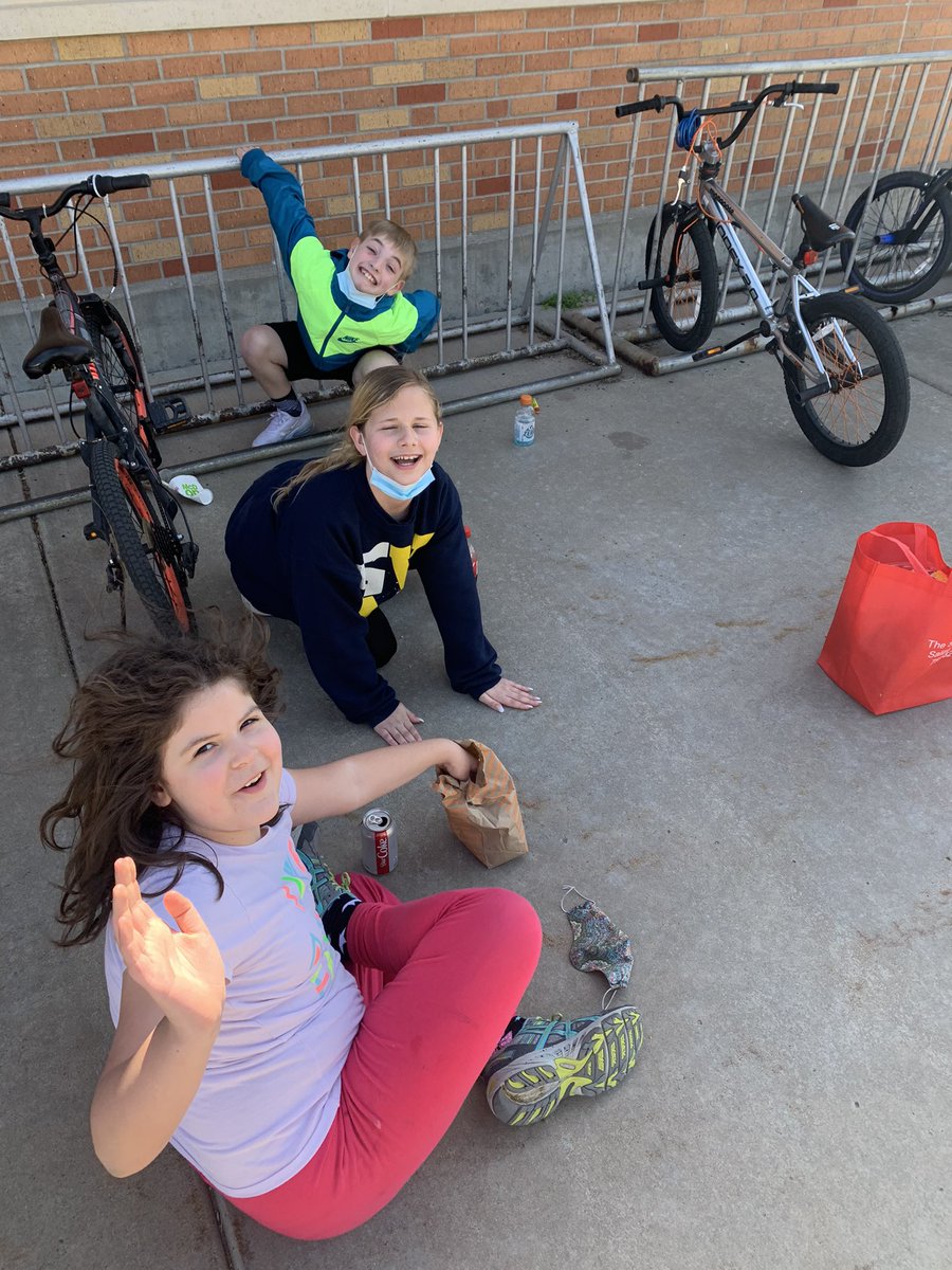 Heusner4thGrade's tweet photo. Words can’t describe how much I Love this class! They worked super hard and earned a class party outside with snacks and drinks! Way to go 4th Graders! #HeusnerPride https://t.co/KWkSE6h95j
