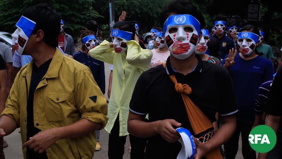 hannayuri_twt's tweet photo. The young protesters wore masks depicting China's role in the UN's Burma interference. Despite the massive abduction and shooting by military terrorists, this protest took place on April 4 in Kamaryut Township.
#WhatsHappeningInMyanmar 
#Apr4Coup 
#EasterEggStrike @CNN @cnni https://t.co/ARzcCtVC6l