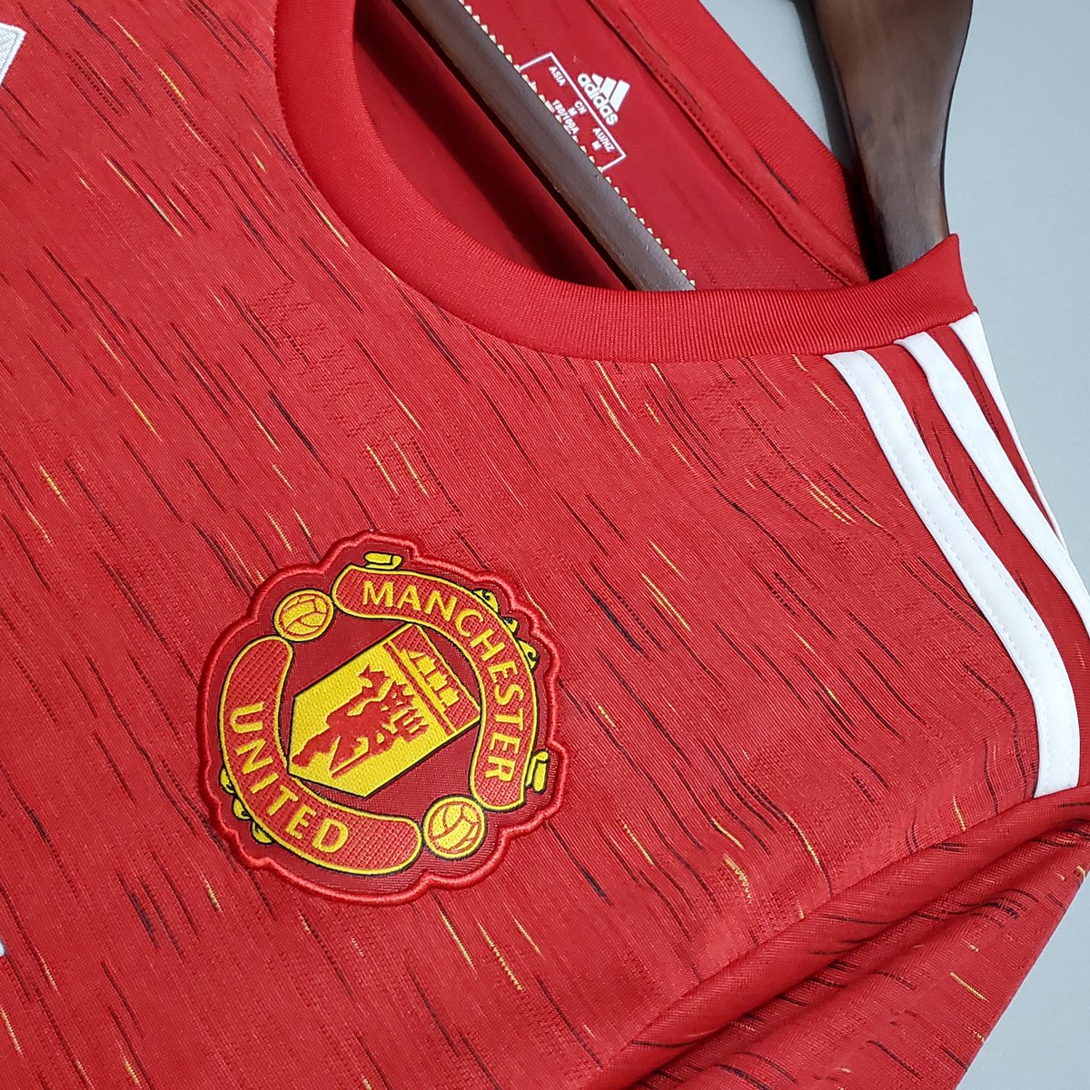 kitsdirectuk's tweet photo. Manchester United Home 2020/21 🏴󠁧󠁢󠁥󠁮󠁧󠁿

Player Edition &amp; Standard Edition ✅
All Sizes S-2XL 

£24.99 https://t.co/3FQkkzqaWj