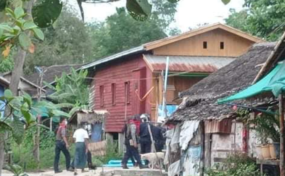spring21MM's tweet photo. Terrorist troops raided the #MyeikTaung area in #Myeik Township this evening, April 4, and carried out door-to-door inspections of hundreds of houses, including police fire brigades.
#Apr4Coup
#WhatsHappeningInMyanmar
@clarissaward @CNN https://t.co/kyBDwpN7Da