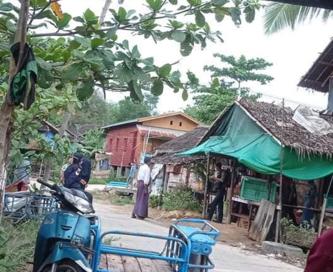 spring21MM's tweet photo. Terrorist troops raided the #MyeikTaung area in #Myeik Township this evening, April 4, and carried out door-to-door inspections of hundreds of houses, including police fire brigades.
#Apr4Coup
#WhatsHappeningInMyanmar
@clarissaward @CNN https://t.co/kyBDwpN7Da