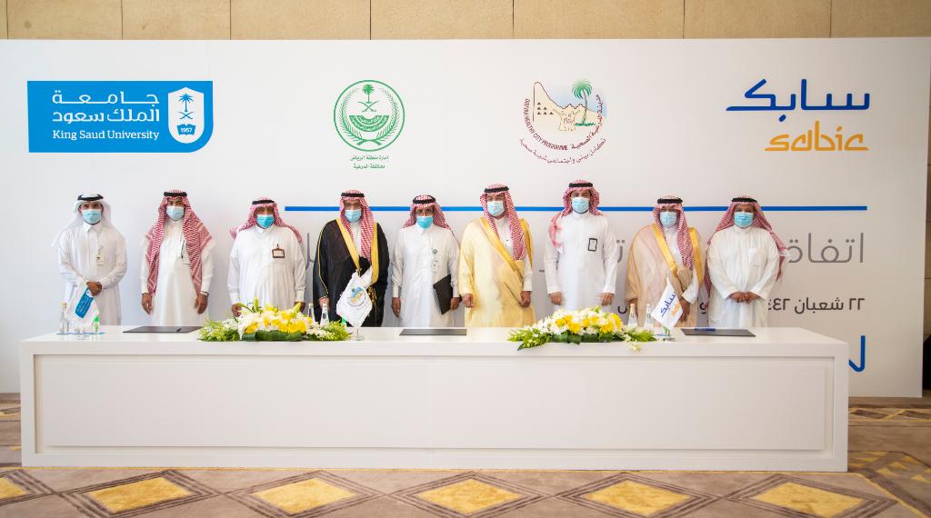 يسرنا الإعلان عن توقيع اتفاقية تعاون مع برنامج مدينة #الدرعية الصحية وجامعة الملك سعود لإعادة تدوير مخلفات النخيل وإيقاف حرقها، بهدف تعزيز الاستدامة والتطوير والوعي البيئي، والمساهمة في تحقيق أهداف #رؤية_السعودية_2030

#كيمياء_وتواصل
#سابك