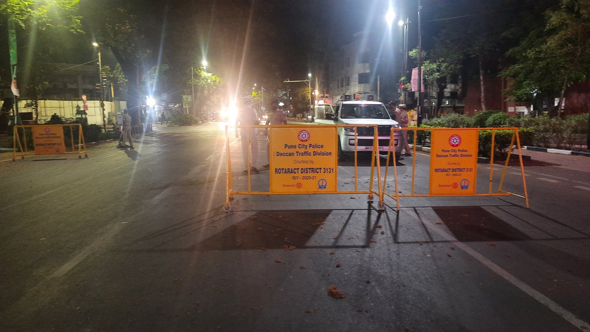 ayush_chorbele's tweet photo. Barricading is back on streets in Pune, around 96 check posts have been activated across Pune city by @PuneCityPolice to make sure no unnecessary movement happens after 6pm.

#Curfew #COVIDー19 #Pune https://t.co/qLKJ7BULWQ