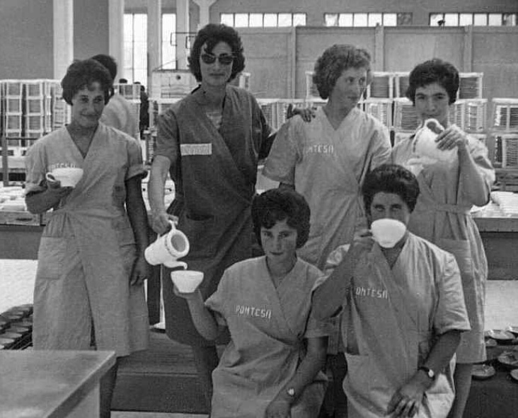 partidoakelarre's tweet photo. Los 20 años de lucha de las obreras gallegas contra la fábrica de cerámica que las sacó de la cocina.
El documental de Margarita Ledo, 'Nación', escucha el testimonio de las trabajadoras de fábrica gallega de Pontesa.
#Feminismo #mujerobrera #mujerempoderada https://t.co/LyQADoqUfp