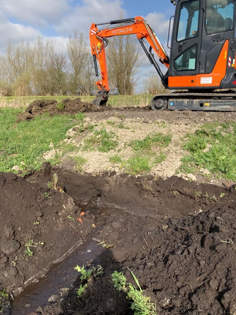 hhsenk's tweet photo. Niet de Paashaas 🐰 maar mollen of ratten zijn iets te enthousiast aan het graven geweest in een dijk aan de Bleiswijkse Zoom. Een wandelaar ontdekte daar eerder vanmiddag een lekkage 💦 De #dijk is zondagavond weer gerepareerd 💪 #waterwerk #Pasen https://t.co/0S0Ozbi9SU