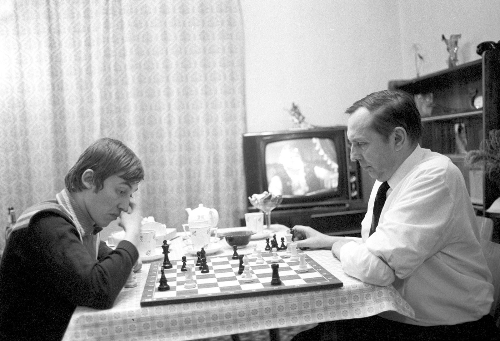 Douglas Griffin on X: Karpov-Korchnoi, 18th match-game, FIDE Candidates'  final, Moscow 1974. (Source: TASS, photographer: V. Savostianov.) #chess   / X