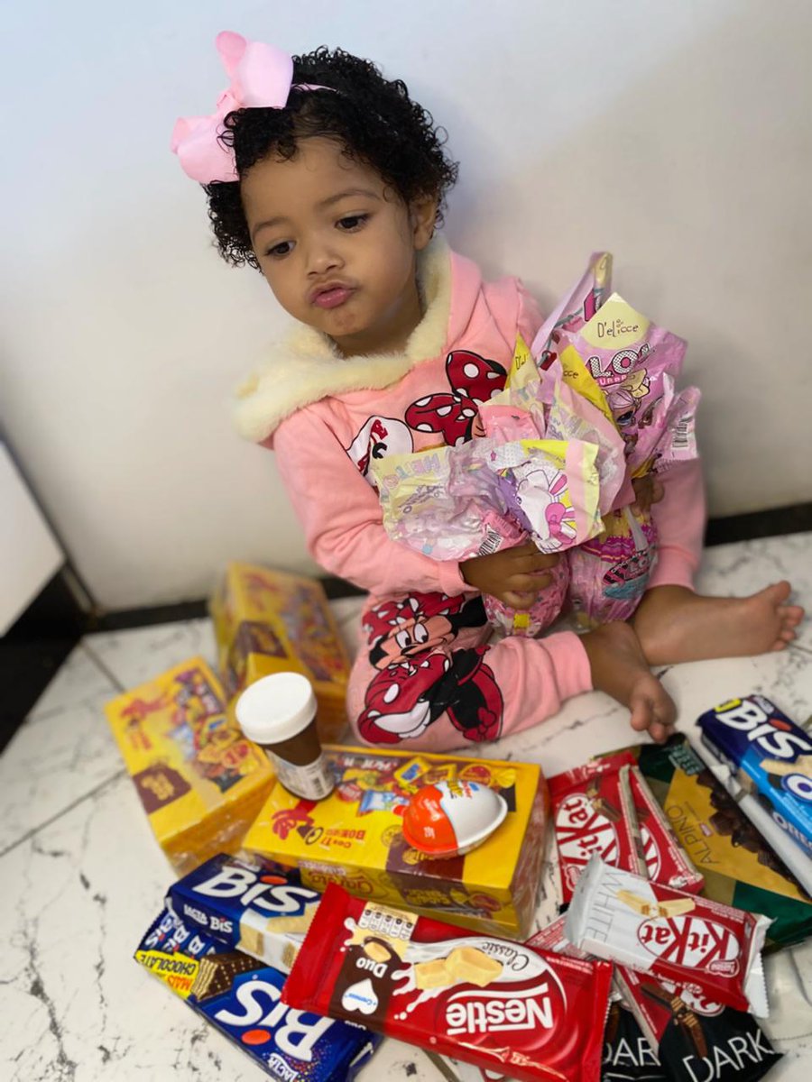 Arthurramalde's tweet photo. Quantas Páscoa eu passei sem Ovo da páscoa?? Minha irmã que me dava uma caixa de bombom quando podia, hoje posso compra 10 Ovos pra minha Filha que Deus me der muita saúde e sabedoria pra mim da tudo que eu não tiver pra ela Te amooooo Príncesa 👨‍👧😭👏❤️❤️❤️❤️ https://t.co/VzGhjrrmWR