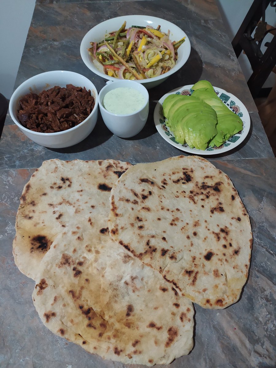 maestracci's tweet photo. Mi Gyro (Sandwich Griego) quedó divino. Vinagreta de limón y cilantro con cebolla, pimentón, mango. Yogurt griego con especies. Aguacate y pan pita. 100% casero y saludable. 

#geekchef #geekaime #gyro #homemade #foodlover https://t.co/NHvy49ScJD