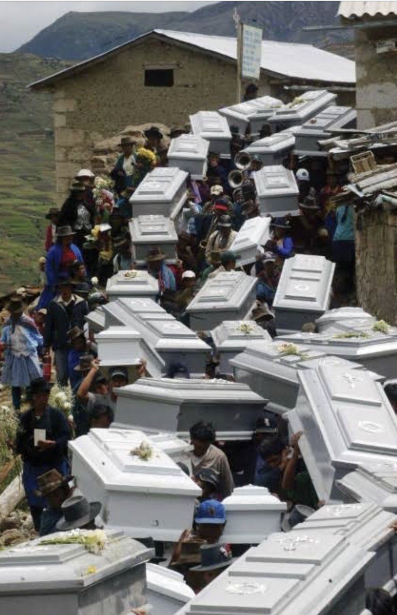 RafaelSantosN's tweet photo. 🖤 Un día como hoy 3 de abril, en 1983, recordamos la masacre de Lucanamarca, en Ayacucho, el asesinato de 69 campesinos, mujeres embarazadas y niños. La masacre fue perpetrada por terroristas de Sendero Luminoso, cuyo líder Abimael Guzmán agradece al candidato de AP Lescano! https://t.co/iUHZ1dGebL