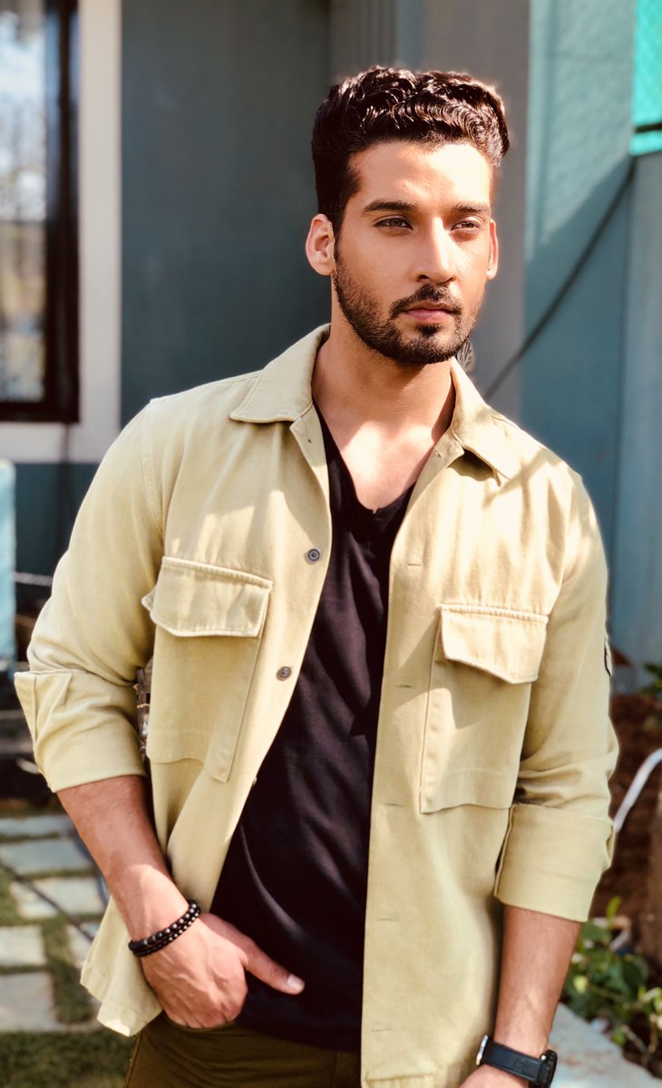 Jeet lo har lamha beet jaane se pehle. Laut kar yaadein aati hai waqt nahi 🙏