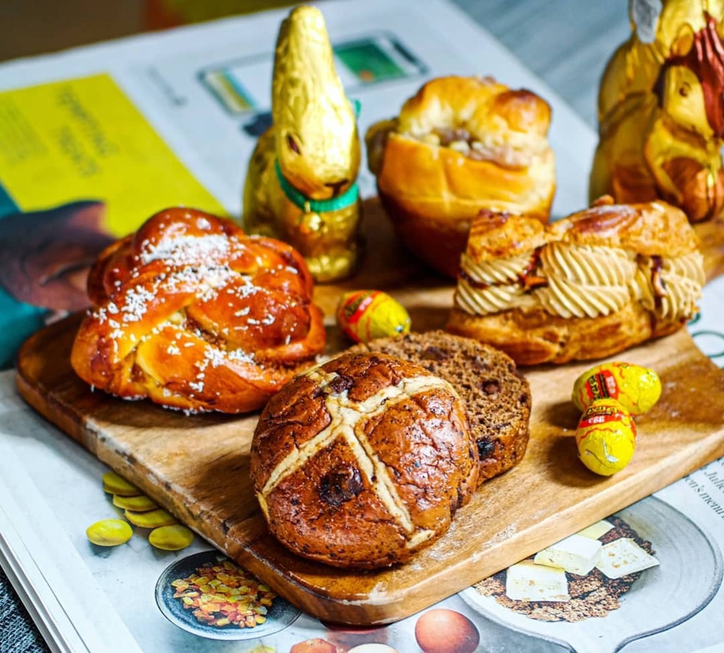 Happy #Easter friends!
.
Here's my Easter platter of delicious carb from all over:
- @thehestonblumenthalteam <a href="/waitrose/">Waitrose & Partners</a> #mocha #hotcrossbun 
- sticky #coconut bun and #parisbrest @aromebakerylondon 
- Maron #bread @wacafelondon 
- #Chocolate bunnies and … instagr.am/p/CNPmU3zHnKP/