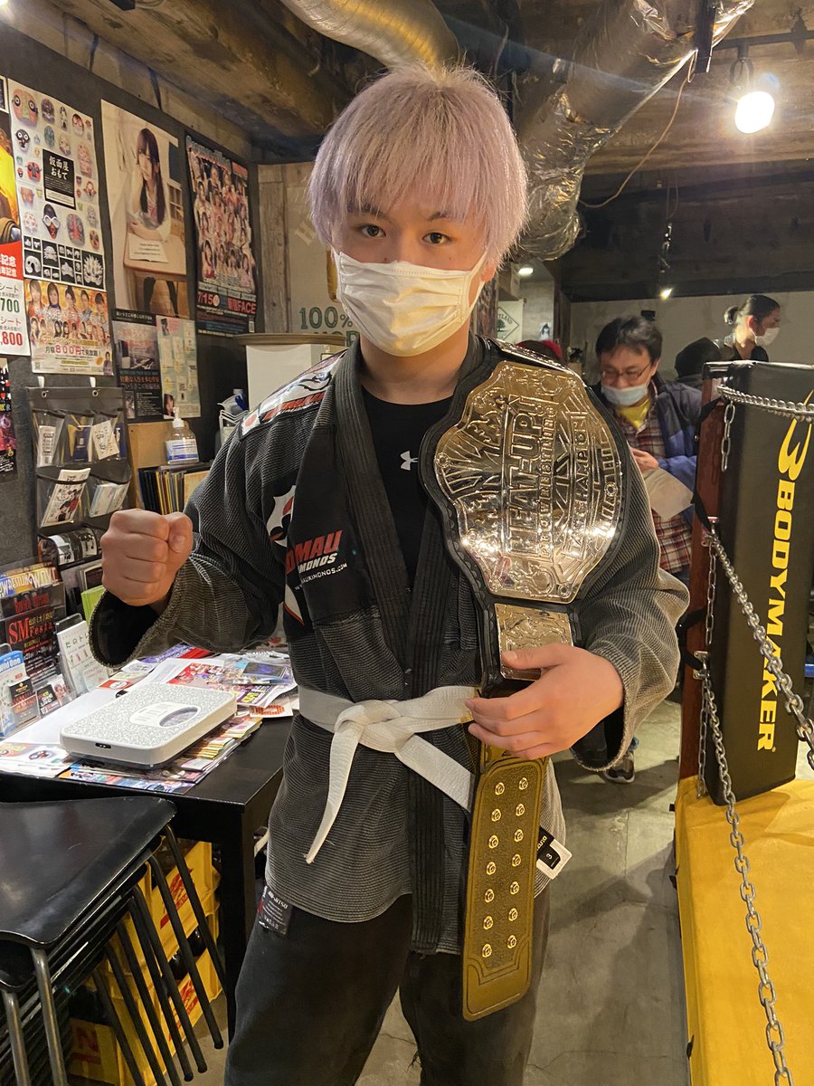 bkzOZRiaJGL0UJO's tweet photo. 徹也が #IMPACT17 に登場!②
関澤寿和選手とブラジリアン柔術マッチ5分1Rでした。
道着姿が新鮮だー。笑
残り時間ギリギリに腕十字固めで電撃勝利!!!
よっしゃあー!!!
気持ち良かったなぁ。😊
思わず笑みがこぼれております。
飯塚くんのセコンドが心強かったよ♪ https://t.co/Q59QbtMllh