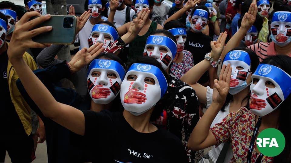 wutt_pwint's tweet photo. People at Kamaryaut township, protesting and shaming China with masks. They demonstrated that China is stopping all the actions of UN🎭 
#WhatsHappeningInMyanmar 
#Apr4Coup https://t.co/Ywl9hqYd7G
