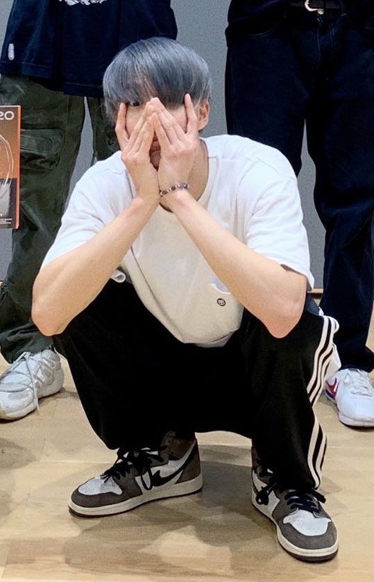 รองเท้าแม่ก็ซื้อให้ ซื้อให้คนโตก็ต้องซื้อให้คนเล็กด้วยเดี๋ยวงอนกัน