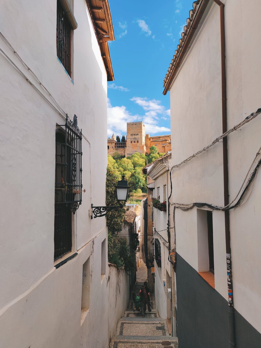 smokewishbone's tweet photo. Callejones de Granada con vistas a la Alhambra. https://t.co/soNJTttCdC