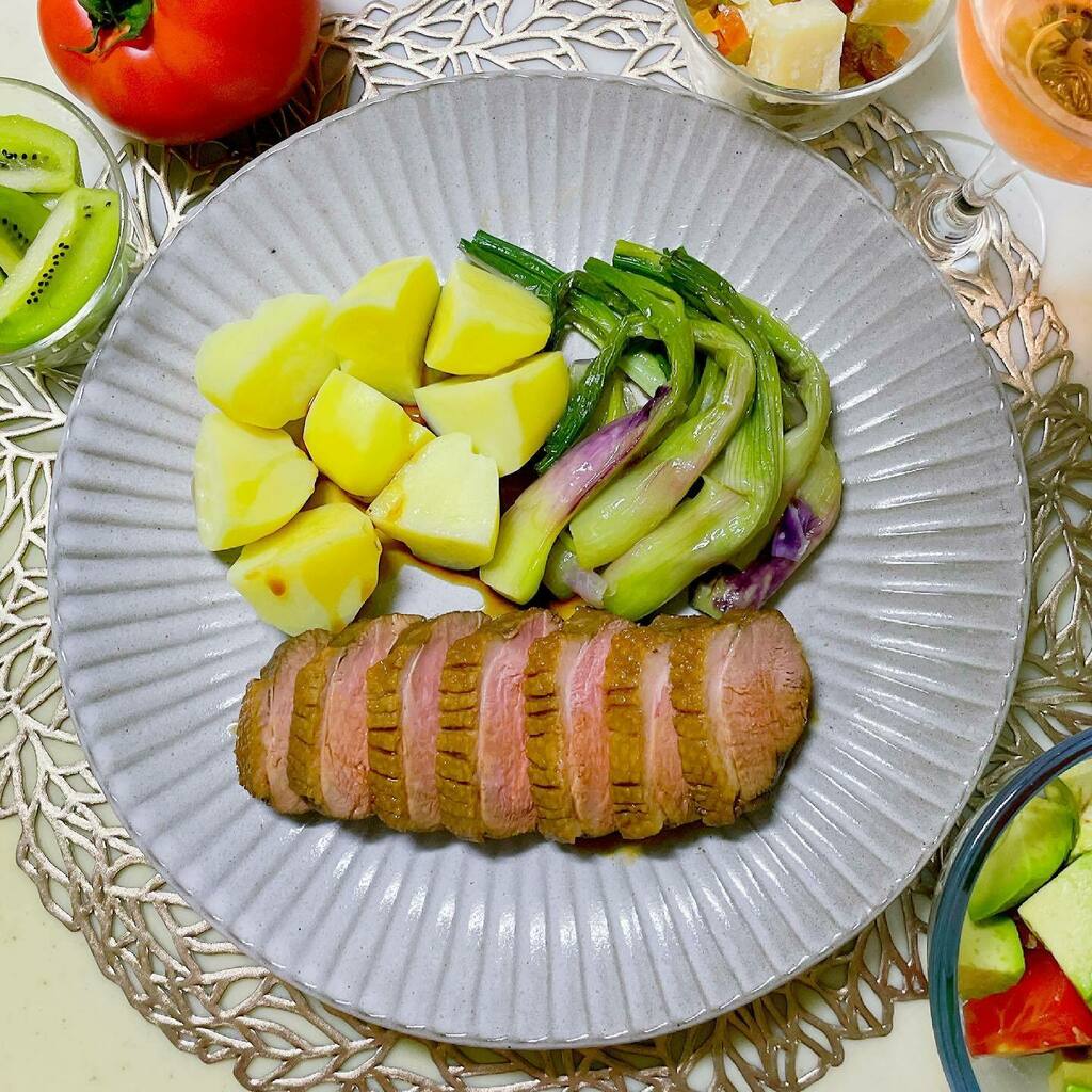 tropicalkitchen's tweet photo. A little party after one week meat free challenge🥂
Wanted to know veganism and it was very good experience for me!

-
-
-
🥗Tomato and avocado
🍗Home made roasted magret de canard served w/steamed potatoes, sautéed shallots 
🥝Kiwi fruit
🧀Parmigiano… https://t.co/mQinuxCQt9 https://t.co/D7ljUpZ9cz