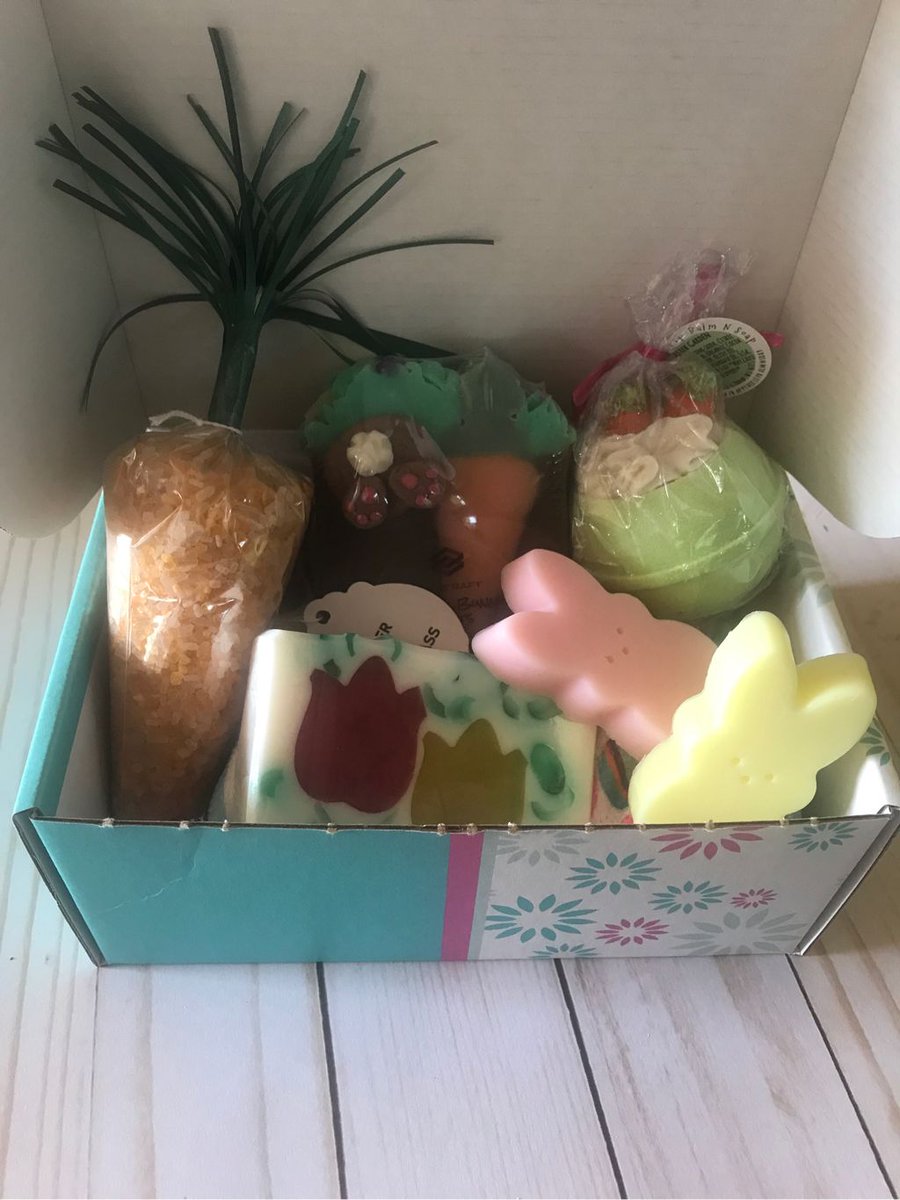 PamperHampr's tweet photo. It's Sneak Peek Sunday! This month's Pamper Hamper subscription box is ready for shipping 🌼 🚚 🎁 #SneakPeekSunday #pamperhamper #treatyourself #DaisyChainGifts https://t.co/FTxc386BNm