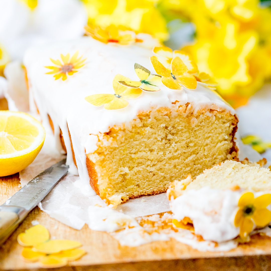 This lemon drizzle cake is so fluffy, zingy and delicious! 😋🍋
Drizzled with lemon icing and topped sugar paper flowers it makes a fantastic Easter cake!
#lemondrizzle #vegan #Eastercake #kitchensanctuary

⁠kitchensanctuary.com/vegan-lemon-dr…