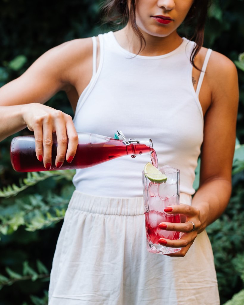 Who’s meeting up this weekend? Don’t miss a moment, pre-make your cocktails, it’s easy. To make Koko Kranberry to go mix 50ml of Koko Kanu coconut rum per person, top with cranberry juice and pour into a bottle. To drink just add some ice, a wedge of lime. Buy Koko Kanu at Amazon