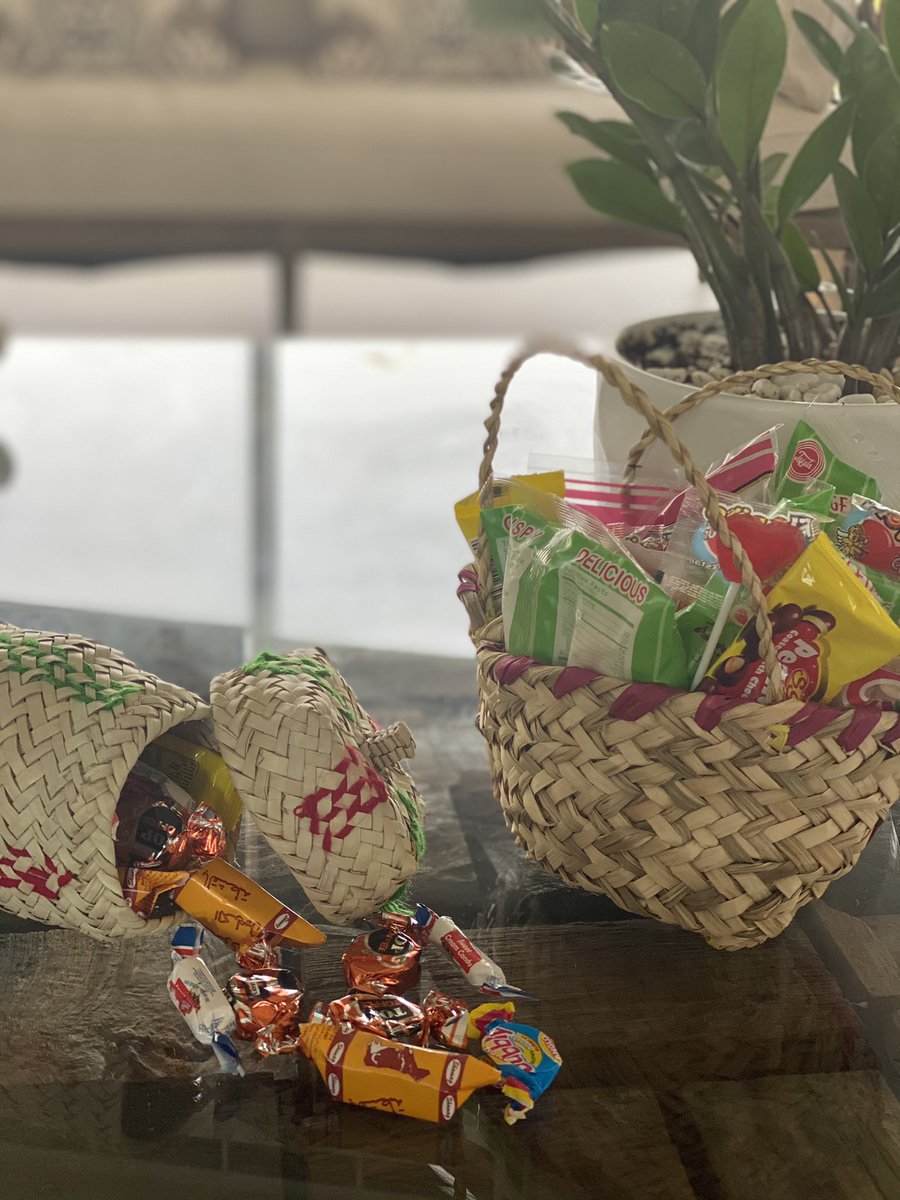 zadg4's tweet image. تفاجأت اليوم أثناء إستضافة هذا الشاب الرائع @s33d_w فى  #الصباح_رباح عبر اثير #مسقط_اف_ام بأنه من هواة جمع كل ما يتعلق ب #زمن_الطيبين ويحاول جاهدًا مع زملائه الآن أن ينشئ متحفًا خاصًا بتلك الفترات ويكون مرجعًا لهذا الجيل والأجيال القادمة ، وقد أهداني هذه الأنواع من حلويات زمان ..