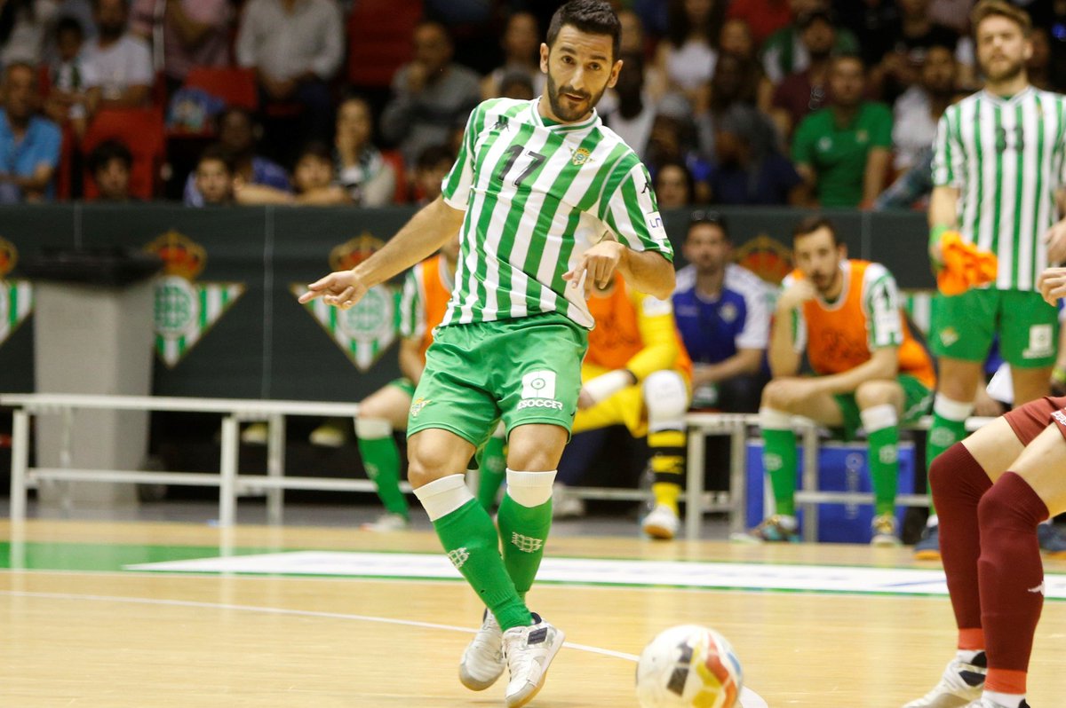 🔊 Hemos hablado con <a href="/Borjags17/">Borja Glez Solino</a>, actual utillero del <a href="/RealBetis/">Real Betis Balompié 🌴💚</a>. El gaditano era futbolista del @RealBetisFS y colgó las botas para ejercer esta labor ardua, silenciosa y que tan importante es para que todos los equipos puedan desarrollar sus entrenamientos y partidos.