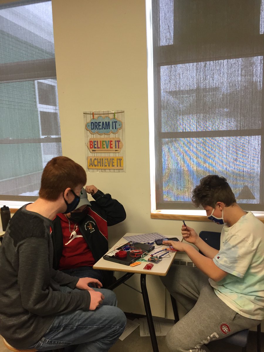 joncollins27's tweet photo. Circuit exploration @WGA! @WillGillettAcad https://t.co/10vAHfDu61