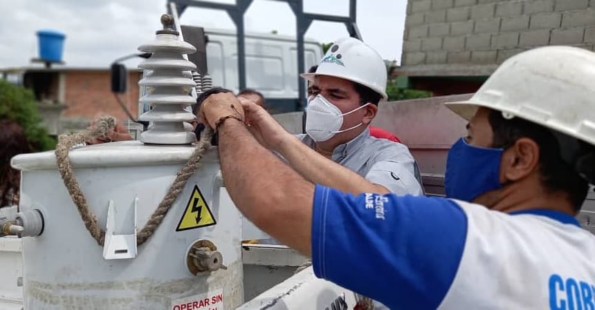 JEHYSONGUZMAN's tweet photo. 1/4 Dos transformadores de 37,5 Kva entregamos, a través de @corpomerida1, en La Palmita parroquia Gabriel Picón González, del municipio Alberto Adriani de Mérida, 1 en el centro del poblado y otro en el sector Agua Linda, beneficiando alrededor de 230 familias de esta comunidad https://t.co/LuAW1Dcto1
