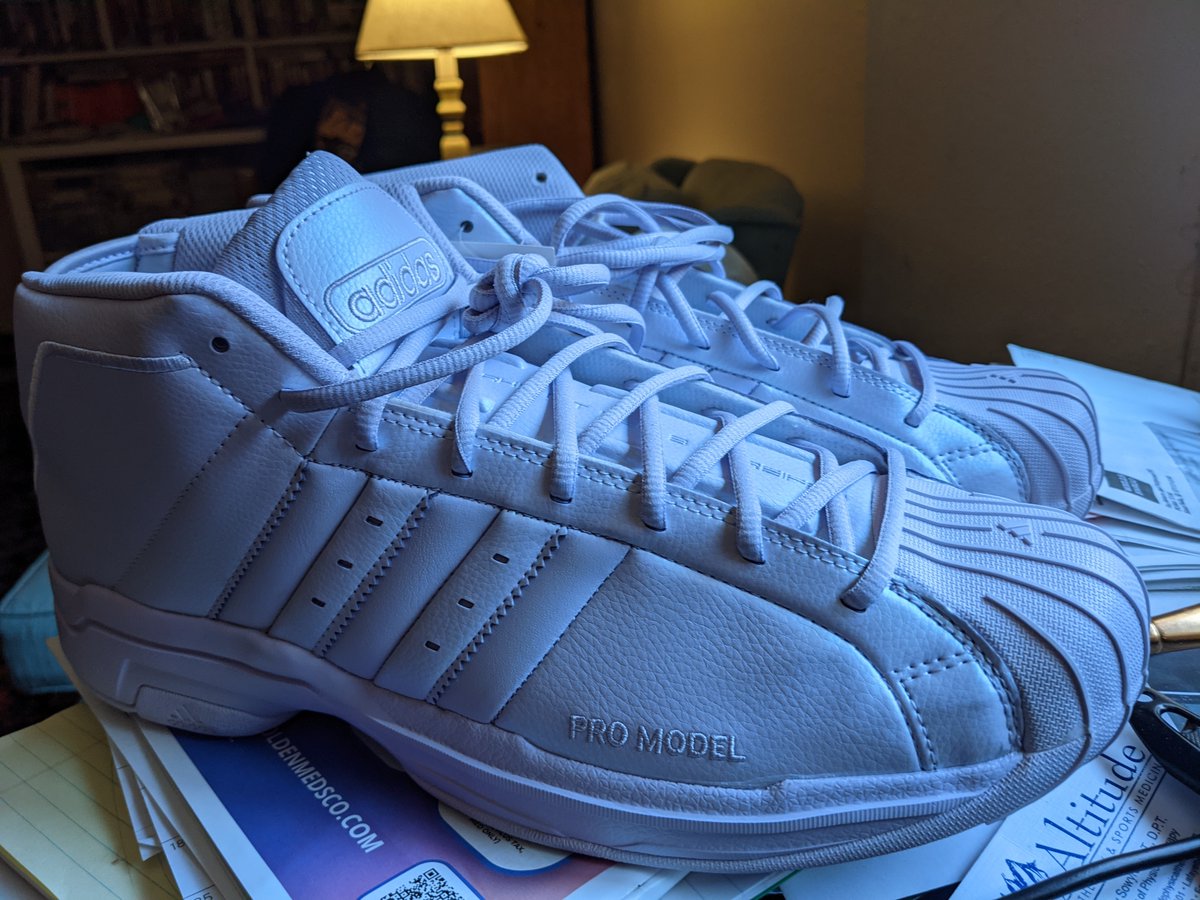 MartinKoenigsb2's tweet photo. My boy said I need to wear Old Guy shoes... I say basic...with a Twist... @adidasoriginals @adidas #SuperStar2G #ThreeStripes #Lavender #Lilac #PearlFinish #NewShoes #GoofyDad #ShoeGuy #SpringSilliness #HappyPassover #HappyEaster https://t.co/YyLSY9FKIl
