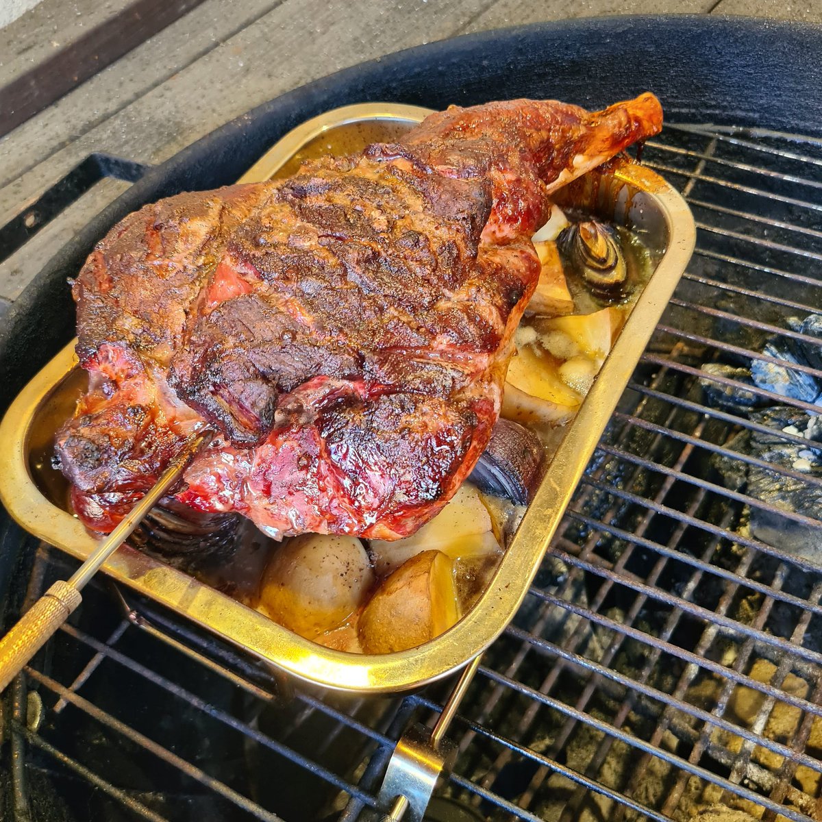 TheBarbequeChef's tweet photo. It may be a tad cliche but You can't beat a good leg of Lamb on Easter Sunday #BBQ #Lamb #Easter2021 #nofilterneeded https://t.co/HELJJ6BoQs