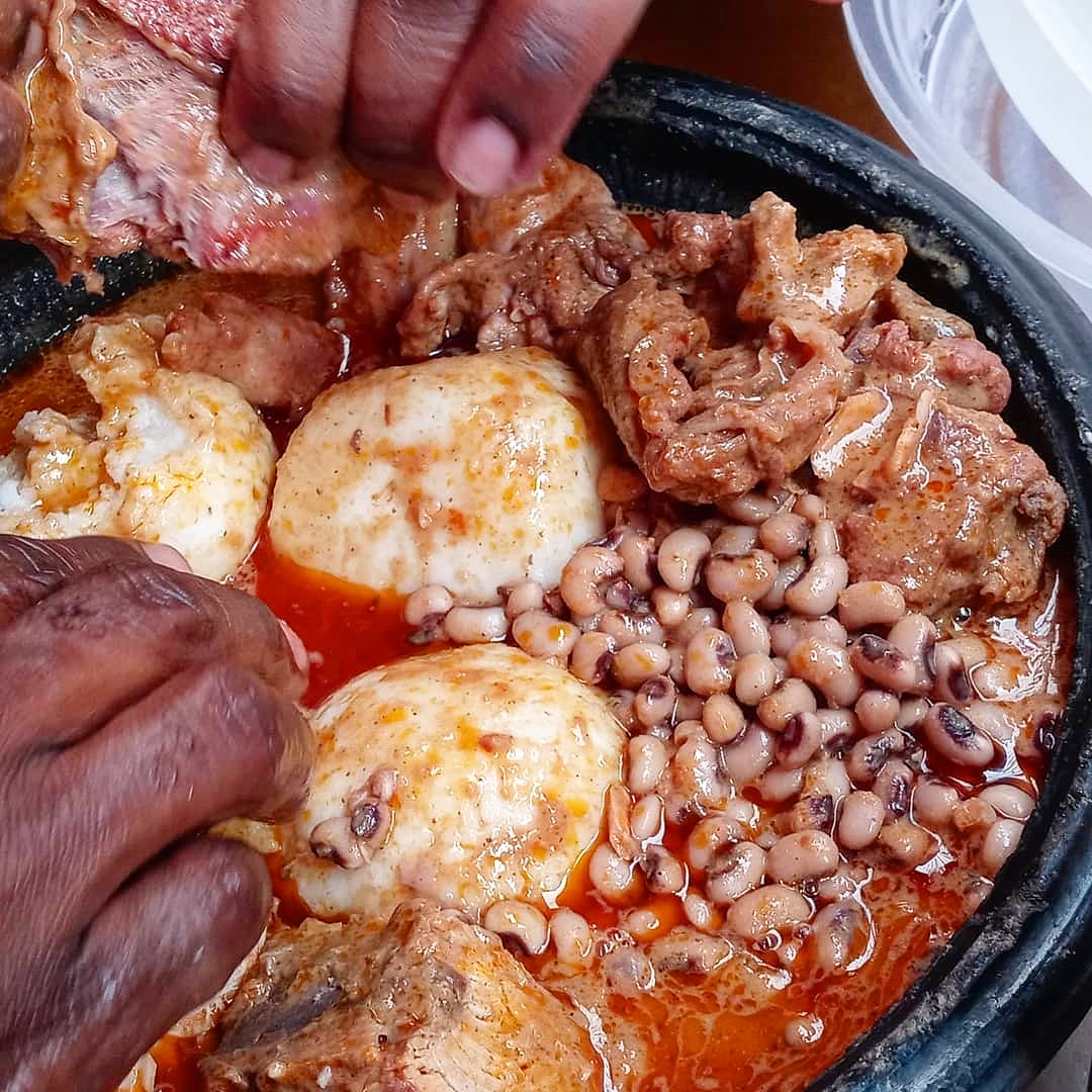 ghanaianfoodnet's tweet photo. How it's happening in homes across #Ghana today.
#HappyEaster to all who celebrate!
Tuo' Sunday to set the mood extra lit 👌🏿🤤
📸 By @ghanagyrl_81
#Omotuo
#OmotuoSpecial #Nkatenkwan #Beans
#CommunityEats
#GhanaianFoodNetwork #Asanka #TwitterFood #GhanaFood https://t.co/JBGRrEPuld