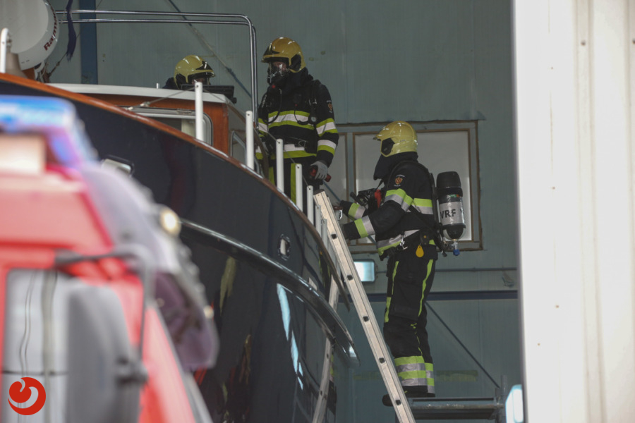 Brandende boot in bedrijfspand - MAKKUM – Aan de Munniksplaat is even voor half drie brand uitgebroken in een bedrijf.