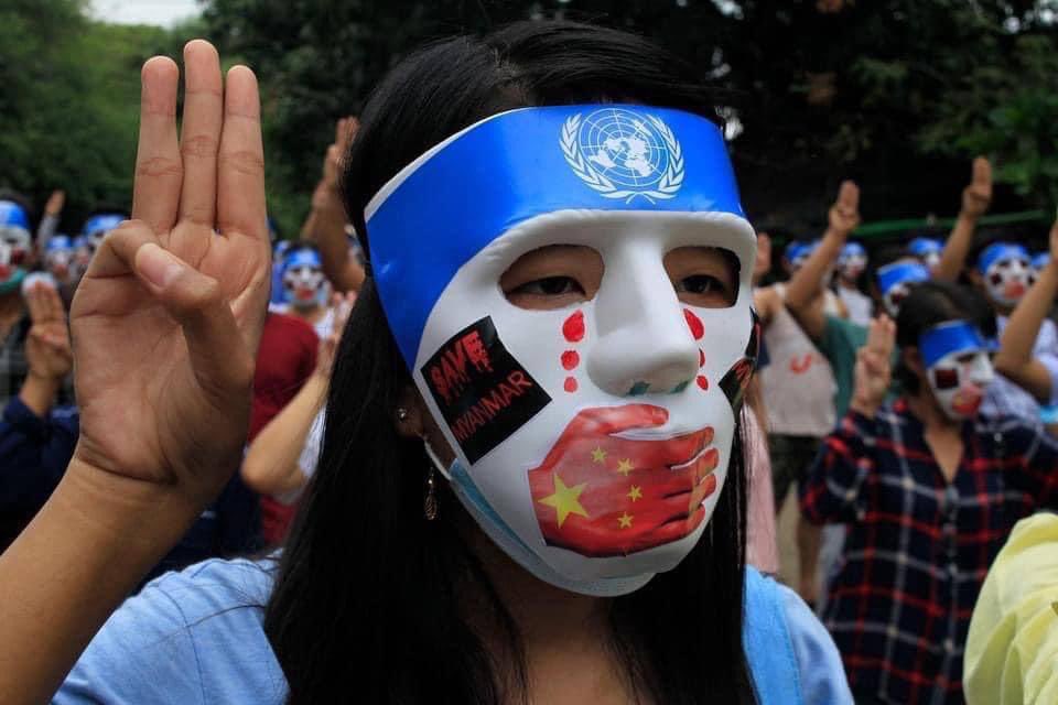MhonePoe's tweet photo. Myanmar Civilians are protesting &amp; wearing masks demonstrating "CHINA IS BLOCKING IN UN’s DECISION” for Myanmar. We do need urgent international helps.
#OpCCP #MilkTeaAlliance 
#WhatsHappeningInMyanmar #Apr4Coup https://t.co/tMehRgJLdC