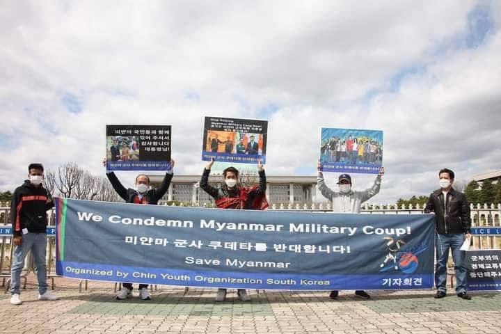 MhonePoe's tweet photo. Chin Youth Organization in South Korea gathered and protested how they condemn the military dictatorship and that they support the CRPH government.
#MilkTeaAlliance 
#WhatsHappeningInMyanmar https://t.co/8x4BRGUmPc