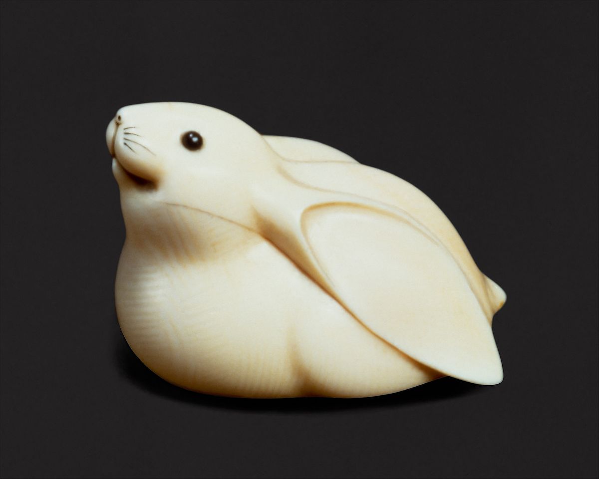 Beautiful bunny for today's  #NationalPetMonth post. Ivory netsuke carved by Mitsuhiro Ōhara, mid. 19th c. Japan, now in  @metmuseum  #BunnniesOfTwitter