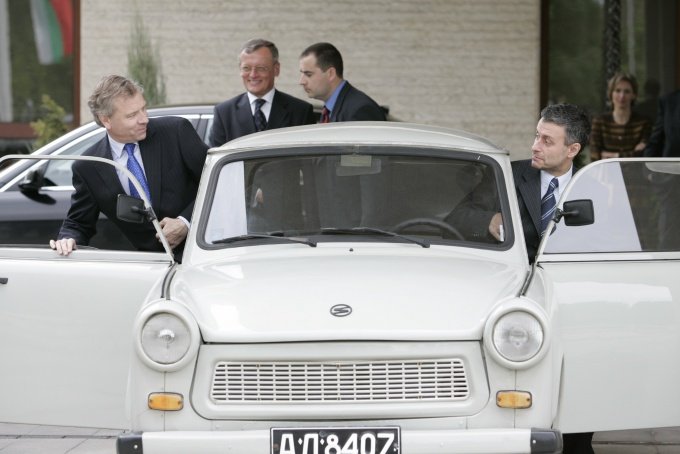 AtlanticClubBG's tweet photo. #Trabi escorting @nato SGs since 1991.
#ACBat30 https://t.co/lrhg4GFJ9m