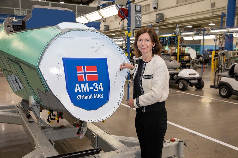 Luftforsvaret's tweet image. Representatives from the Norwegian Air Force and Ambassador Krutnes @NorwayAmbUSA visited @LockheedMartin for discussions on the Arctic and Joint All Domain Operations. Got to see our three next F-35s at the production line ready for delivery this summer @Forsvarsdep @theF35JPO