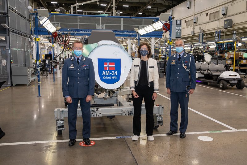 Luftforsvaret's tweet image. Representatives from the Norwegian Air Force and Ambassador Krutnes @NorwayAmbUSA visited @LockheedMartin for discussions on the Arctic and Joint All Domain Operations. Got to see our three next F-35s at the production line ready for delivery this summer @Forsvarsdep @theF35JPO