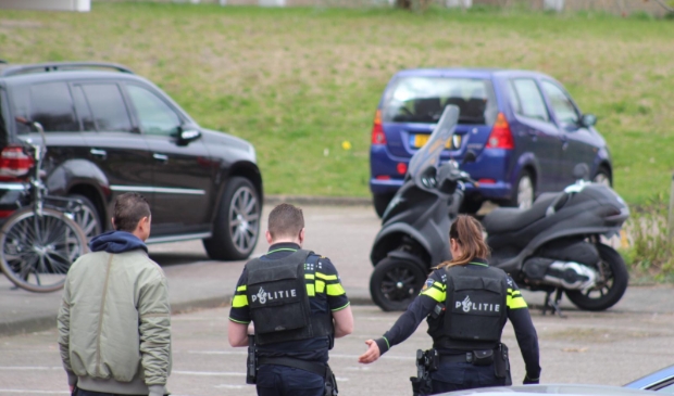 Politie met kogelvrije vesten naar incident op Lange Heul in Bussum; een persoon opgepakt - ..