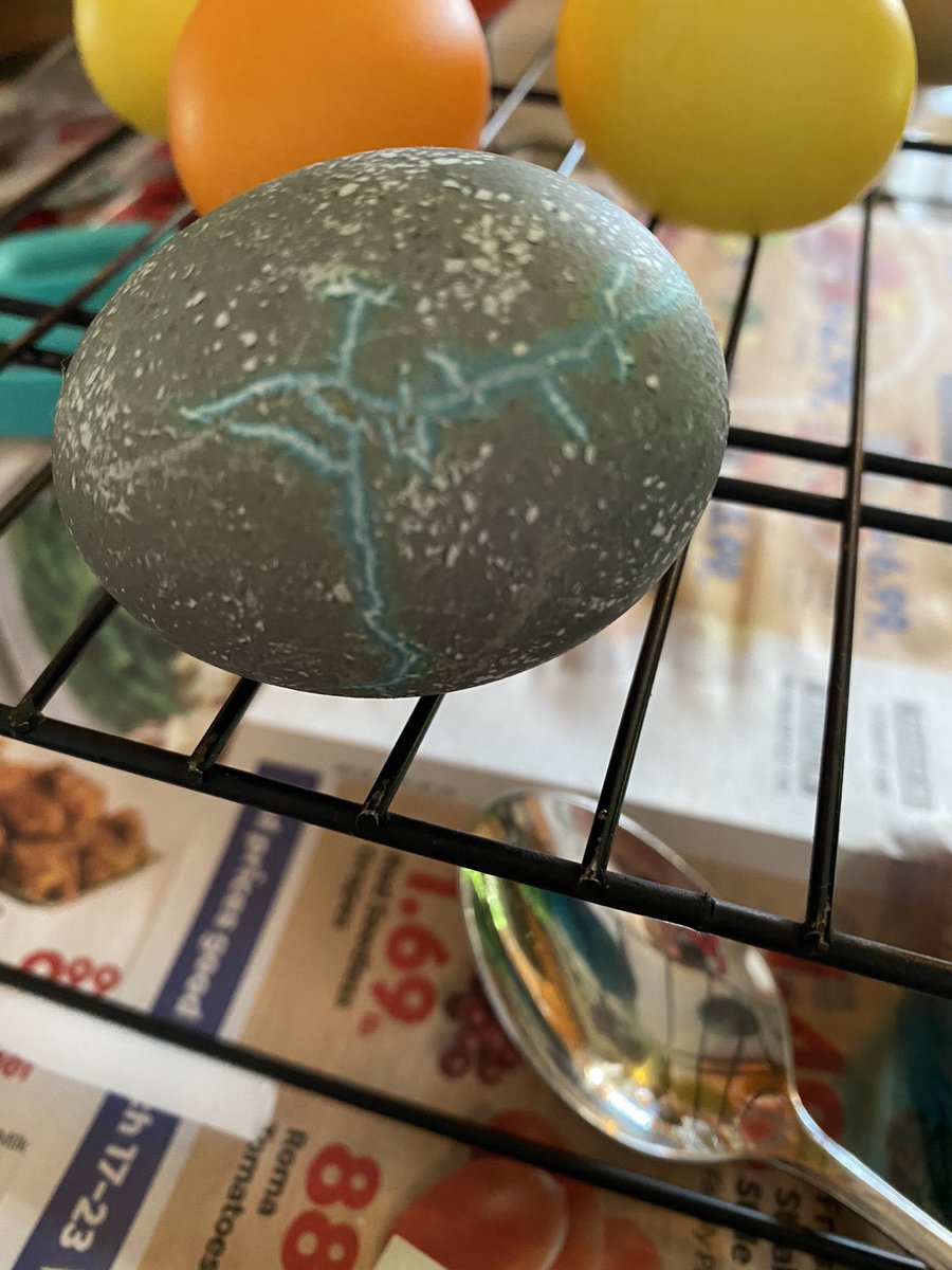 My mom wanted me to share her Thor Easter egg (completely happened on accident. Looks like Thor’s lightning) She’s super eggcited about it @Marvel @thorofficial @chrishemsworth @MarvelStudios #Avengers #THOR https://t.co/DOPtQyIMZr