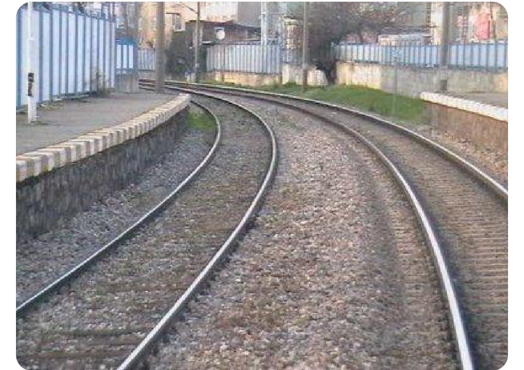 İki rayı gibiyiz bir tren yolunun yakın olması neyi değiştirir son istasyonun.
Sunay AKIN