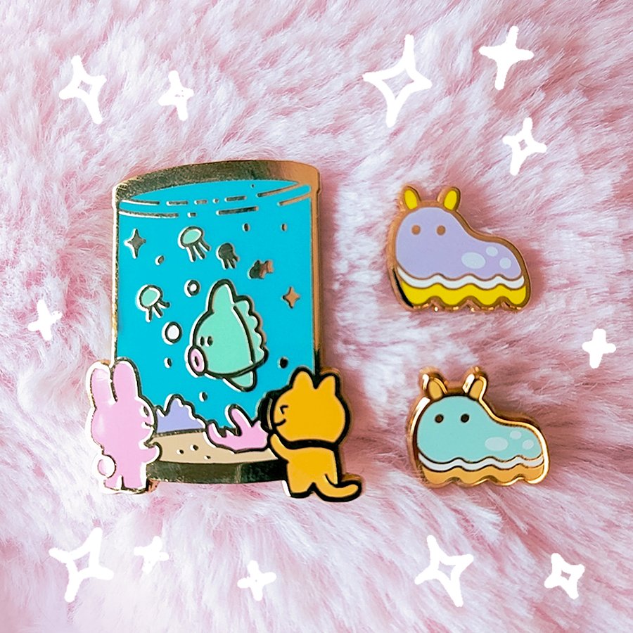 Hello!! May's Pin Club theme is 'day at the aquarium'!! ???

This month, full set backers will get 2 mini pins!!

You can get this set or the single aquarium pin by signing up on my Patreon before May 1st! ?? 