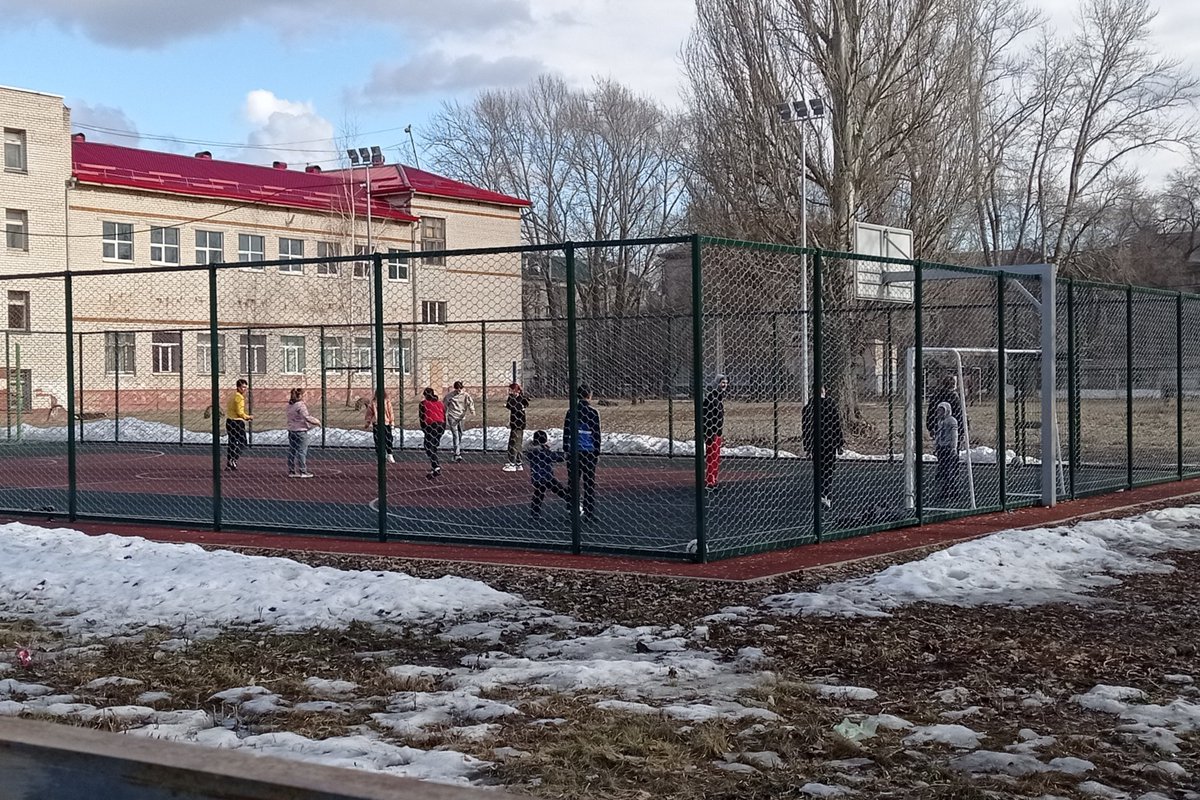 Тепло. Солнечная погода. Выходной. Самое время провести день на спортплощадке в 19 лицее <a href="/tlt_school19/">Лицей 19 г. Тольятти</a> #Тольятти, построенной по программе Содействие <a href="/SOdeistvie63/">Губернаторский проект "СОдействие"</a> Площадка доступна всем желающим в свободное от учебного процесса время и пользуется популярностью у подростков.