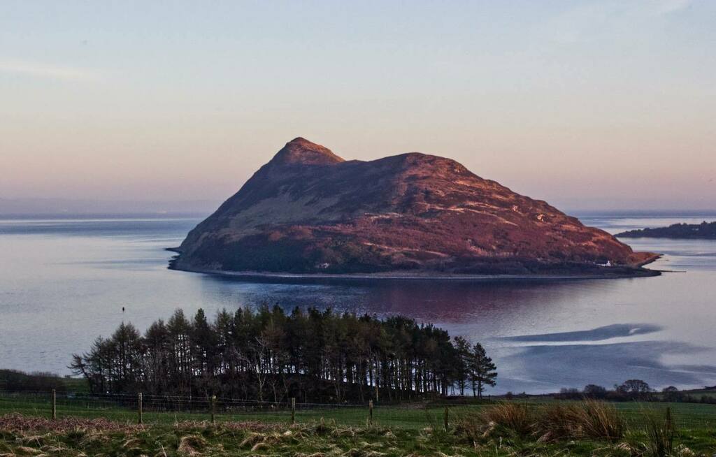 Last light over Holy Isle, taken from Clauchlands yesterday.
.
.
________
#holyisle #lastlight #clauchlands #lamlashbay #isleofarran #arran #scotland #scottishisles #scotlandsbeauty #goldenhour instagr.am/p/CNP8EHKjye5/