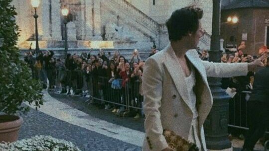 91fallings's tweet photo. no thoughts, just harry styles in italy https://t.co/oj3CJne38X