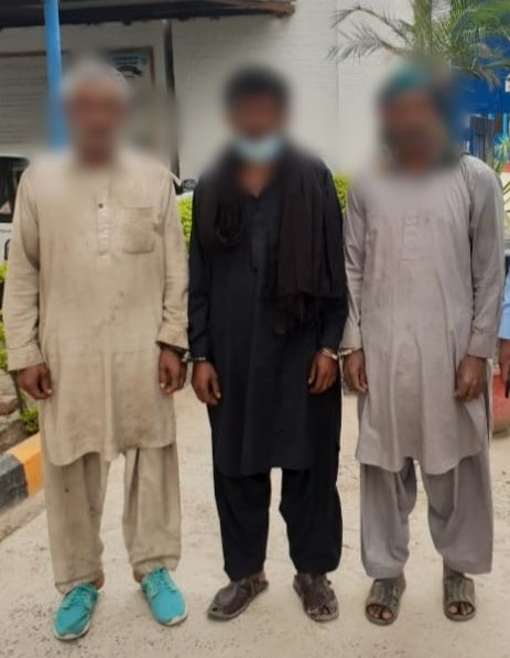 ICT_Police's tweet photo. تھانہ گولڑہ پولیس نے مخبر کی اطلاع پر چھوٹے بچوں سے گداگری کرانے والے تین سرکردہ ٹھیکیداروں کو گرفتار کر لیا
ملزمان گولڑہ شریف دربار اور گردونواح میں بچوں سے بھیک منگواتے تھے۔
#IslamabadPolice #DiscourageBegging https://t.co/Lo3orpSZ50