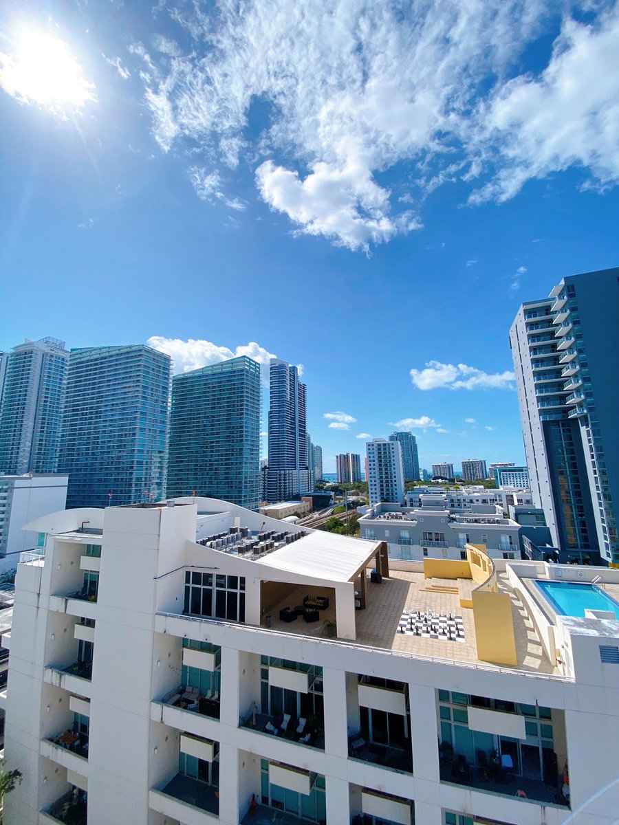 Happy Easter, neighbors! Get out there and enjoy this gorgeous day with your loved ones! 😍 #BrickellLiving #Easter 🐣